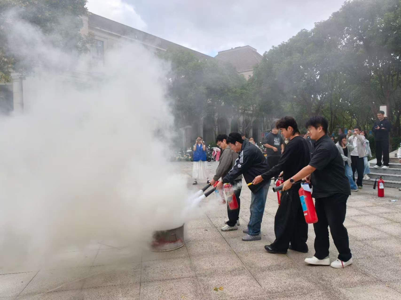 2026年实验室安全培训和消防演练.jpg